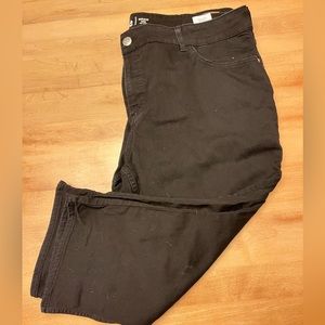Black Mid-Rise Capris